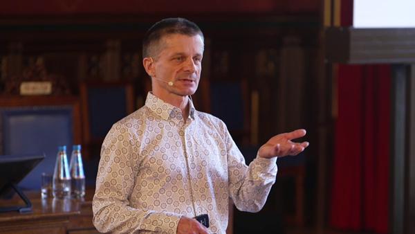 2D tensor networks for quantum simulation